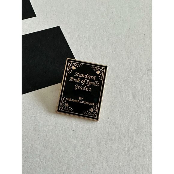BOOK OF SPELLS Harry Potter Enamel Lapel Pin NEW - Picture 1 of 3
